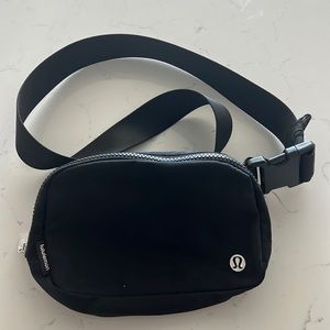 Lululemon Everywhere belt bag